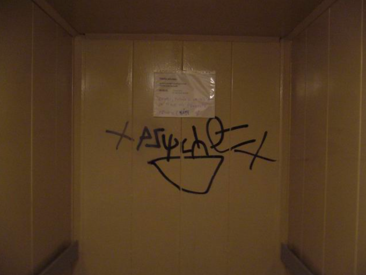 Poslední případ vandalismu ve velkém výtahu